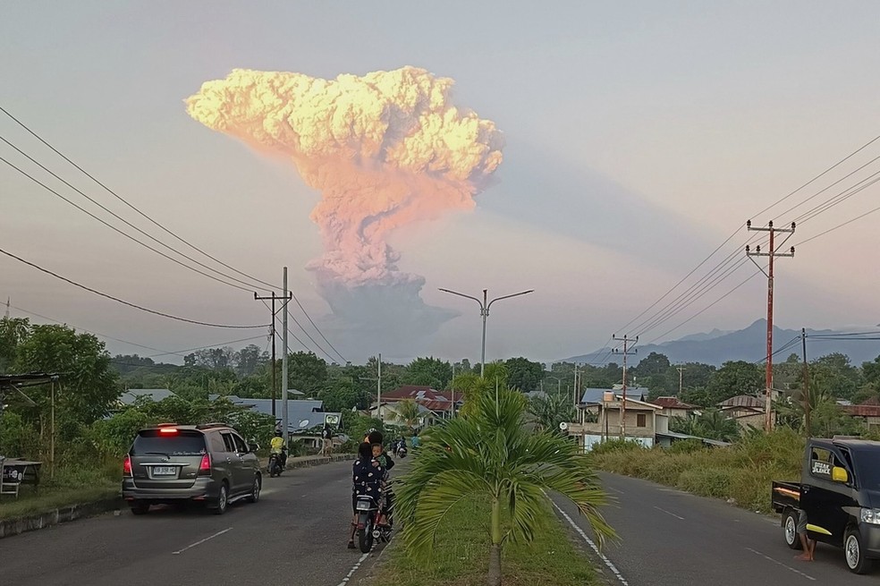 Nuvem formada por vulcão do Monte Lewotobi Laki-Laki, em Maumere, na Indonésia, que entrou em erupção, em 17 de junho de 2025. — Foto: AP