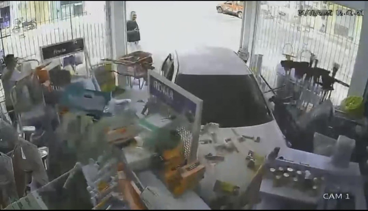 Motorista embriagado invade loja após acidente em Campos