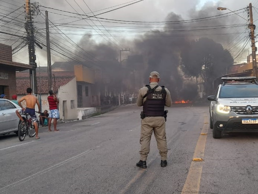 Protesto pneus queimados Quintas Natal/RN — Foto: Vanessa Camilo / Inter TV Cabugi