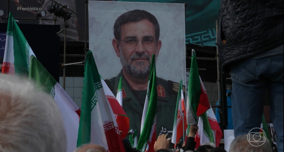 Equipe acompanhou funeral de um general da marinha iraniana — Foto: Fantástico