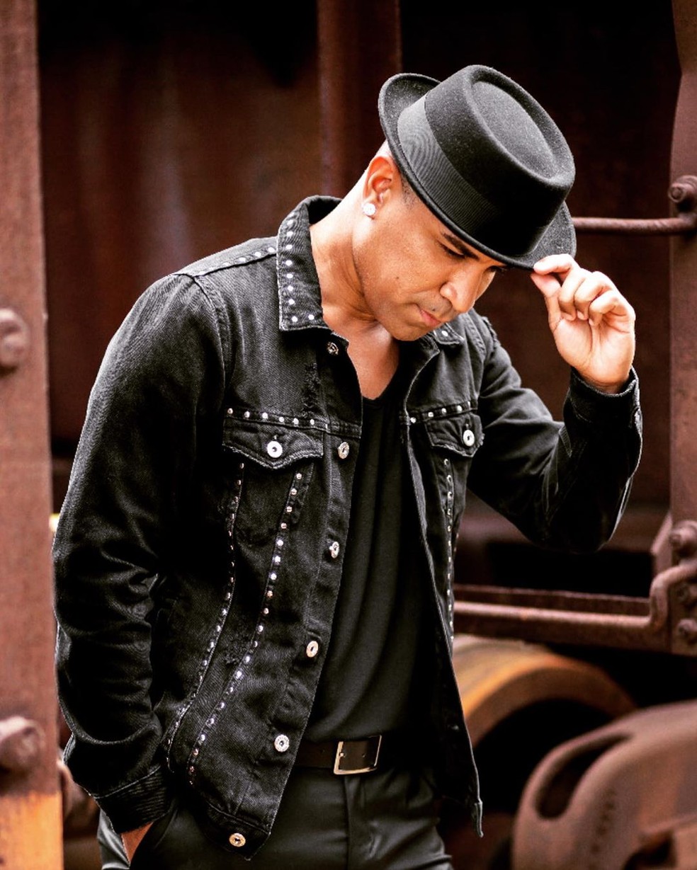 Fernando Pires, vocalista Só Pra Contrariar — Foto: Reprodução/Instagram