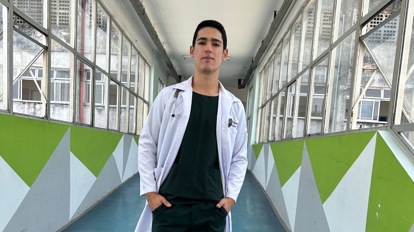 Egresso da rede pública do Ceará tira nota 1000 na redação do Enem 2025