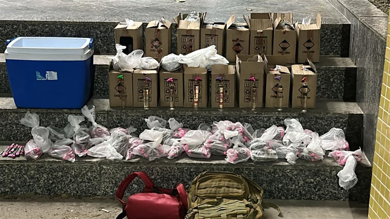 Denúncia de agressão em Araruama termina com apreensão de adolescente e mais de 1 kg de drogas