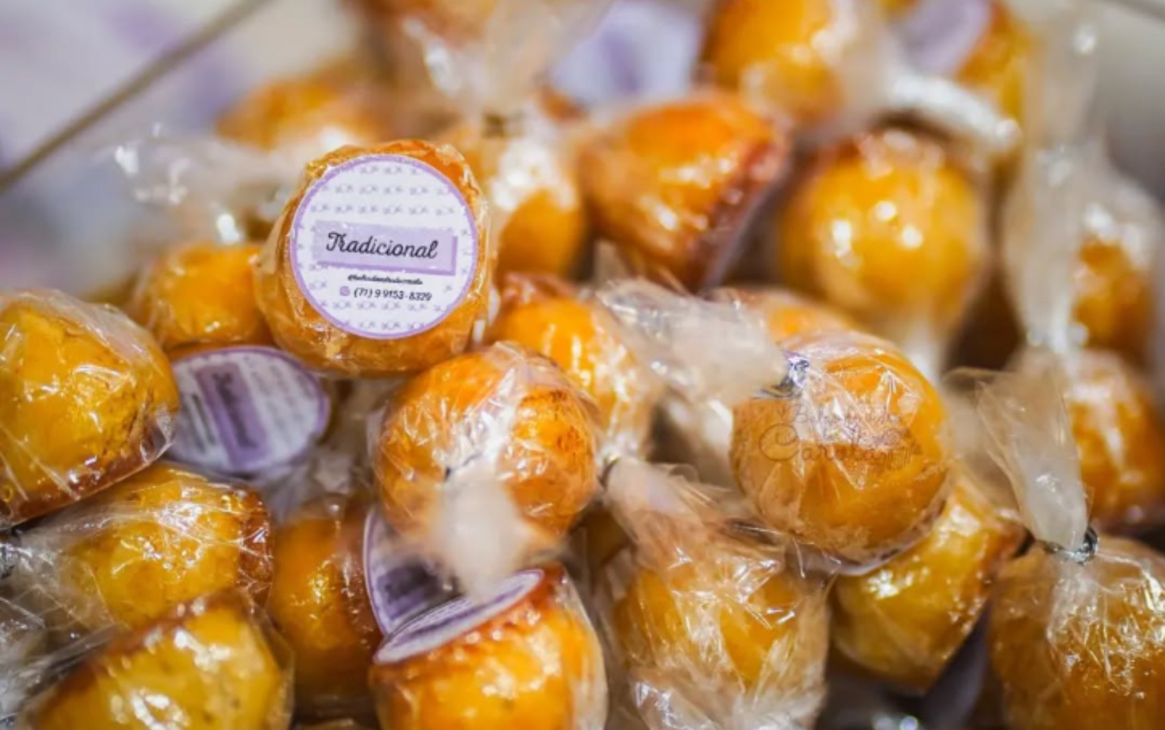 Antes do morango do amor viralizar, doce feito com coco e casca crocante já era popular na Bahia; conheça