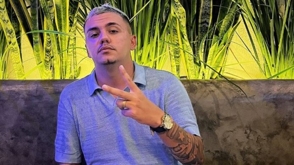 Na maioria das fotos MC Dym aparece fazendo o número dois com as mãos, símbolo do grupo criminoso. — Foto: Instagram/ Reprodução