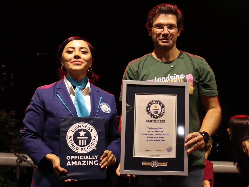 Susana Reyes e o prefeito Tiago Amaral (PSD) com a placa do Guinness World Records. — Foto: Emerson Dias (NCom)