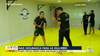Instrutor ensina técnicas de defesa pessoal para mulheres