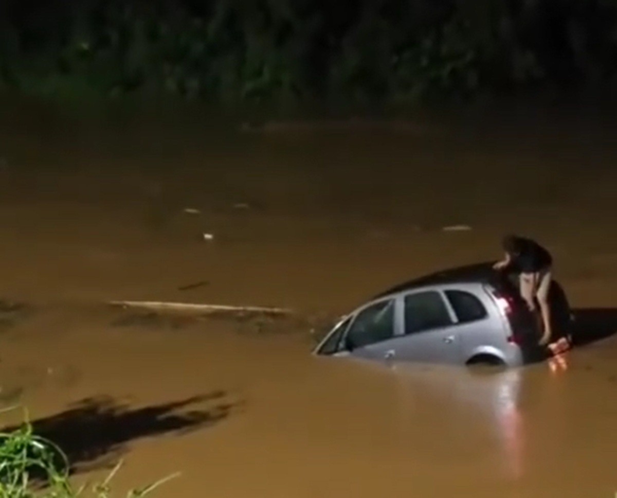 Motorista preso em carro submerso quebra vidro do porta-malas para se salvar em rio de SC; VÍDEO