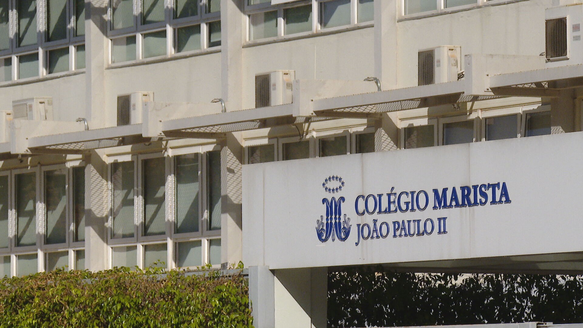 Monitora de escola particular do DF denuncia ataques racistas por aluno de 11 anos: 'escravizada'