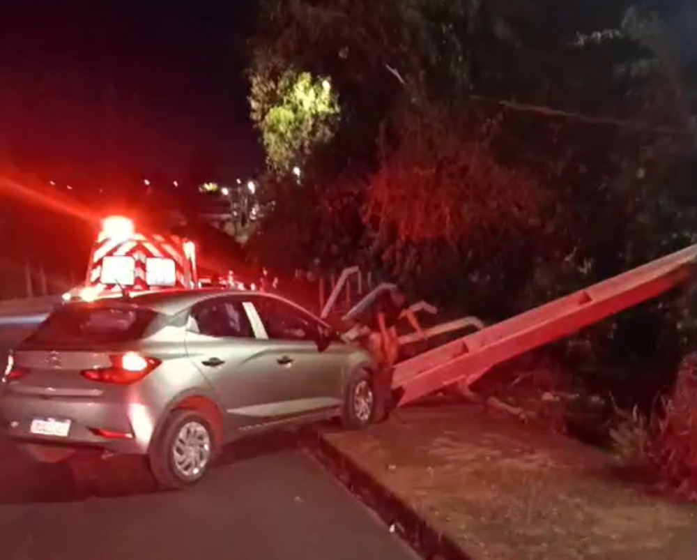 Mulher fica ferida após carro bater em poste em Uberlândia