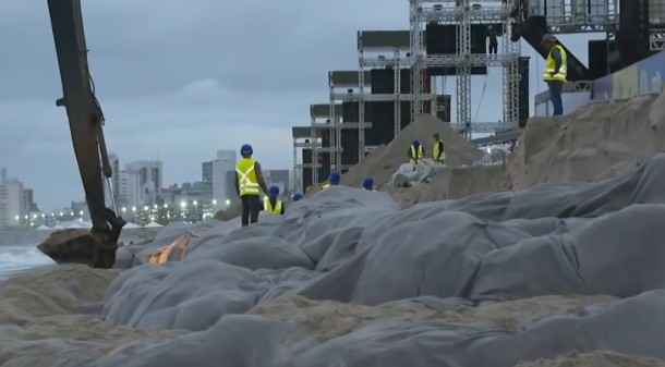 Praia de Matinhos forma paredão de areia com mais de 2 metros de altura ao lado de estrutura onde Governo do Paraná fará shows de verão
