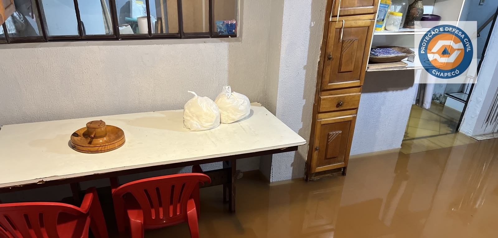 Temporal em Chapecó: Chuva intensa destelha casas, causa alagamentos e deixa família desalojada