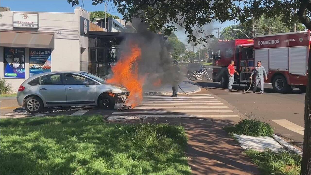 Carro pega fogo em cruzamento movimentado de avenidas em Ourinhos