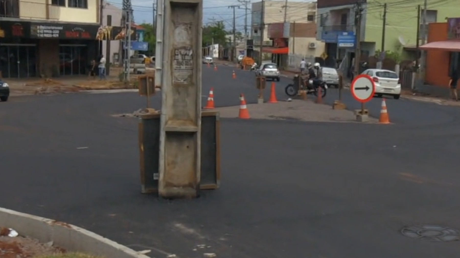 Vídeo: após obras de pavimentação, trânsito é liberado com poste no meio da rua em Cascavel