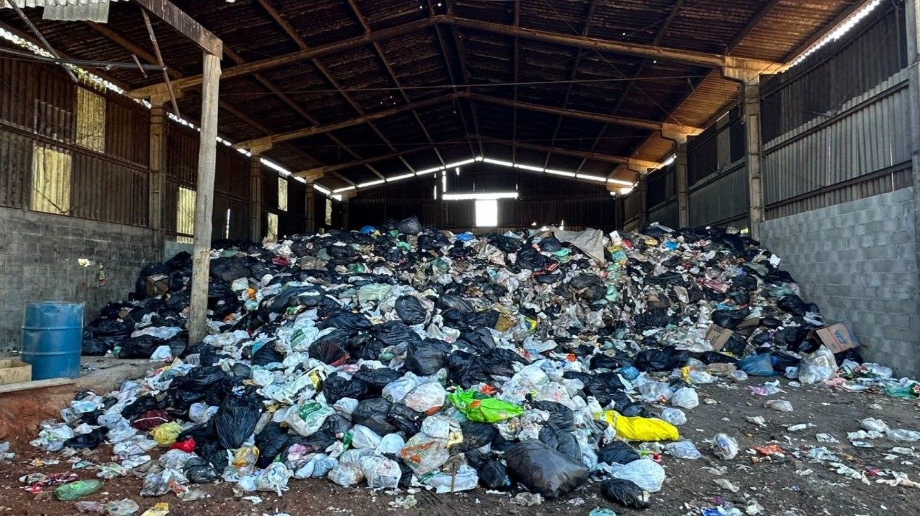 Com lixo acumulado nas ruas, Mogi Mirim dá prazo para empresa retomar coleta