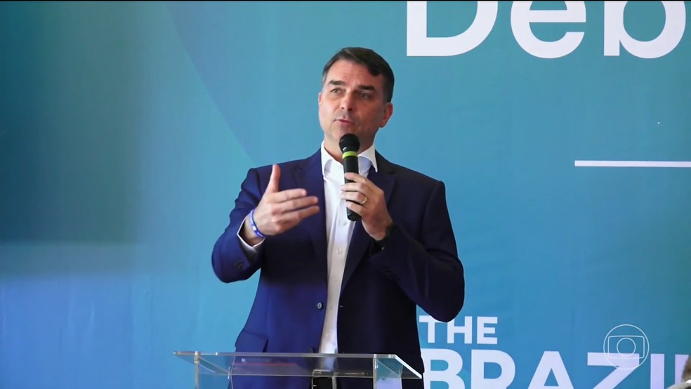 Flávio Bolsonaro questiona as urnas brasileiras. — Foto: Reprodução/Jornal Nacional