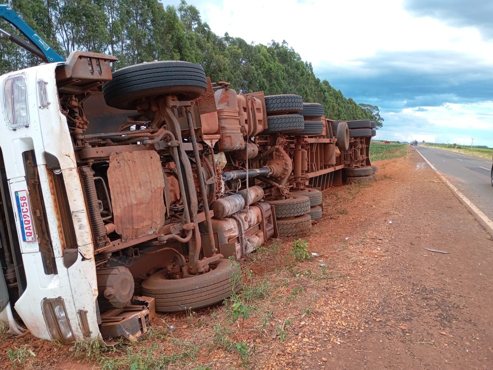 Carreta com 25 cabeças de gado tomba na MS-134. — Foto: Divulgação