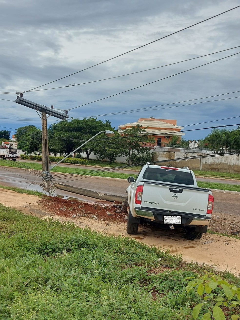 Caminhonete quebrou poste ao meio em acidente — Foto: Energisa/Divulgação