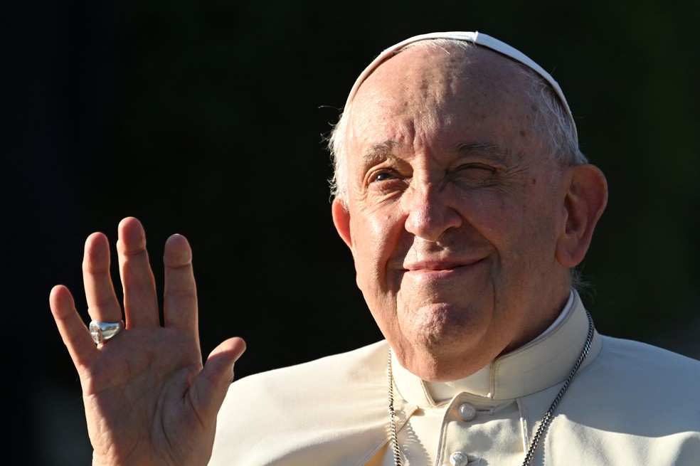 O papa Francisco acena em imagem de 2 de setembro de 2023 em Ulan Bator, capital da Mongólia — Foto: Alberto Pizzoli/AFP