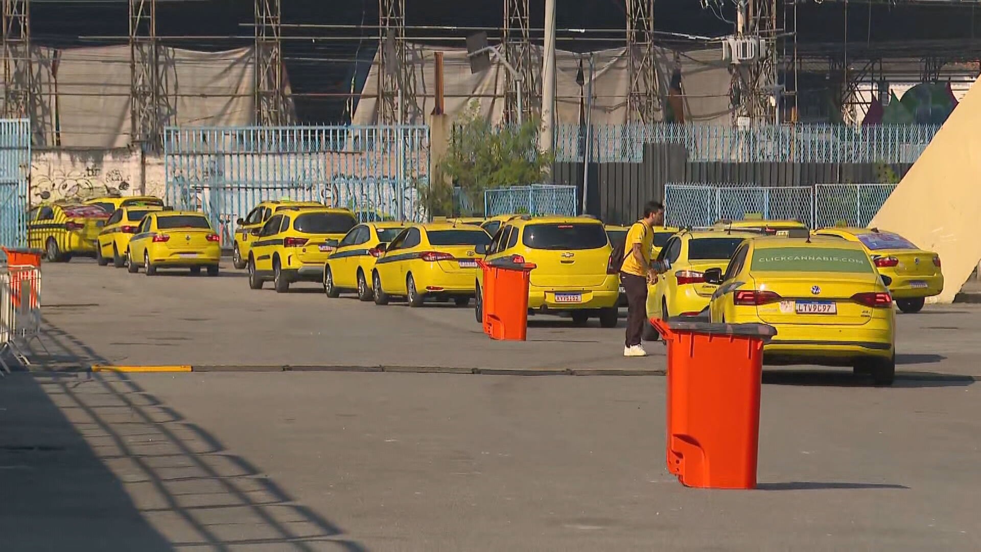 Prefeitura do Rio começa a entregar autorizações para taxistas auxiliares que aguardavam na fila de espera