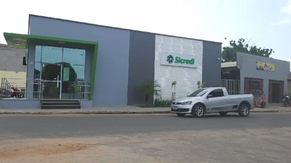 Furto na agência bancária do Sicredi ocorreu na madrugada de sexta-feira (12) — Foto: Reprodução