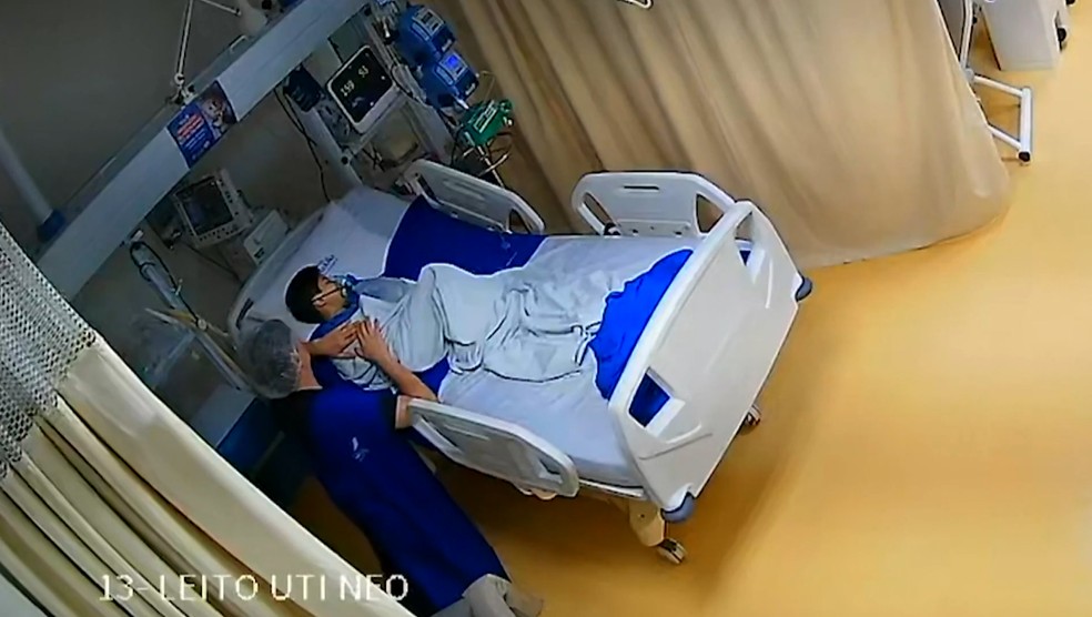 Pai de Benício ficou ao lado do filho durante seus últimos momentos. — Foto: Reprodução/TV Globo/Fantástico