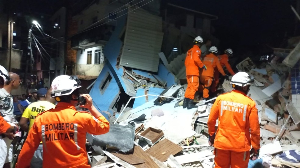 Imóvel desabou na noite deste domingo (3) — Foto: Redes sociais