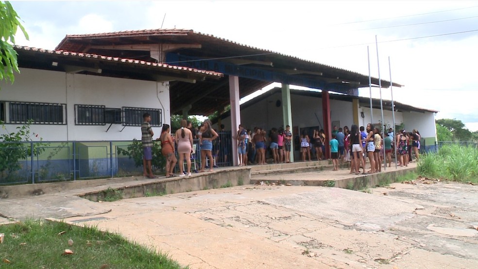Menino atropelado por trator em aterro é velado na escola em que estudava — Foto: Edivaldo Cardoso/TV Clube