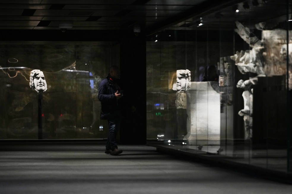 Artefatos da Roma Antiga do século II a.C. em exibição na nova estação de metrô Coliseu, em Roma — Foto: Alessandra Tarantino/AP Photo