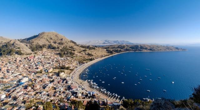 A Copacabana da Bolívia que deu origem ao nome de uma das praias mais famosas do Brasil