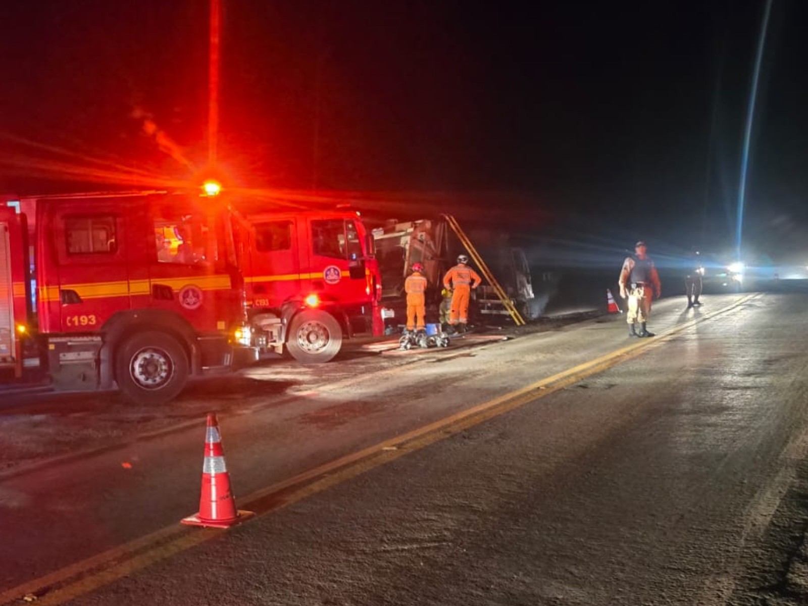 Caminhão de coleta de lixo pega fogo na MG-308, em Juramento