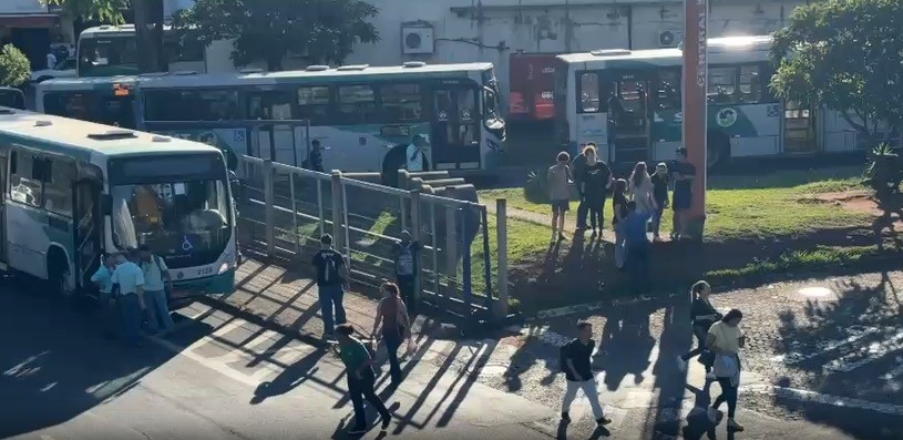 Motoristas de ônibus do transporte público de Uberlândia fazem paralisação por falta de pagamento de parte do salário