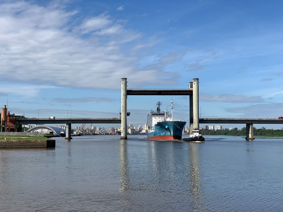 Imagem ilustrativa sobre Acidente na nova Ponte do Guaíba mata duas pessoas; motoristas eram homens de caminhão de Osório