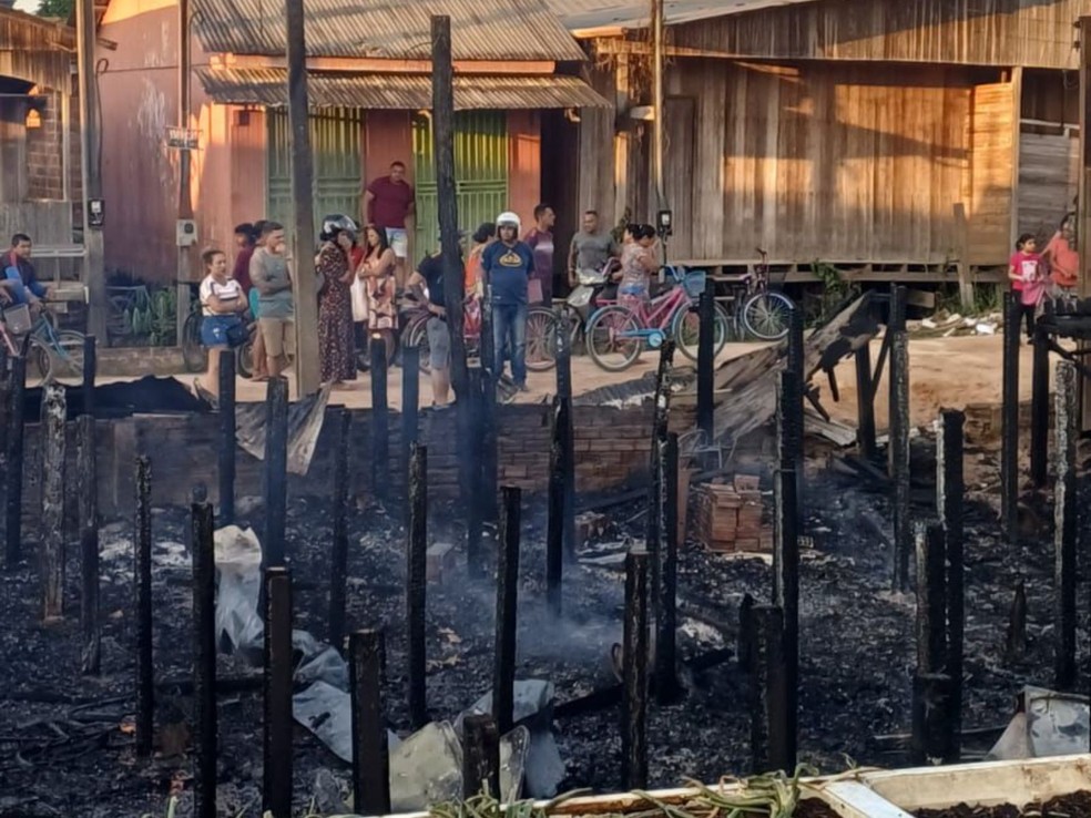 Incêndio destruiu quatro casas na madrugada de quarta-feira (20) — Foto: Arquivo pessoal