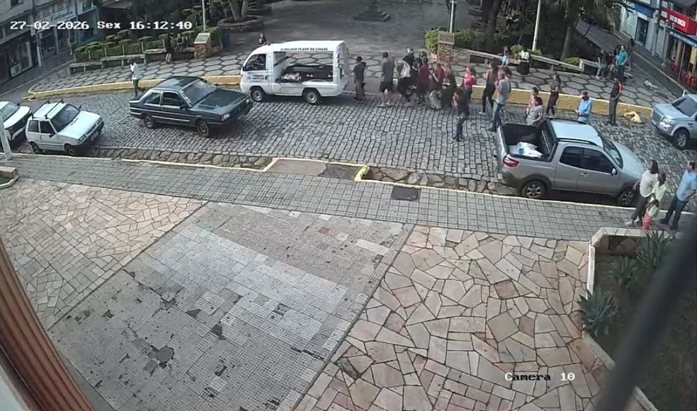 Homem atira à queima-roupa contra mulher que participava do velório da mãe em rua de Baependi — Foto: Reprodução câmera de segurança