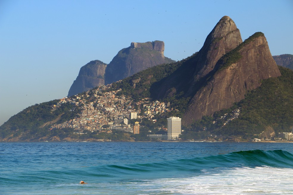 Rio de Janeiro, 15/01/2018 - Praia de Ipanema com o Vidigal, o Morro Dois Irmãos e a Pedra da Gávea ao fundo — Foto: José Raphael Berrêdo/g1