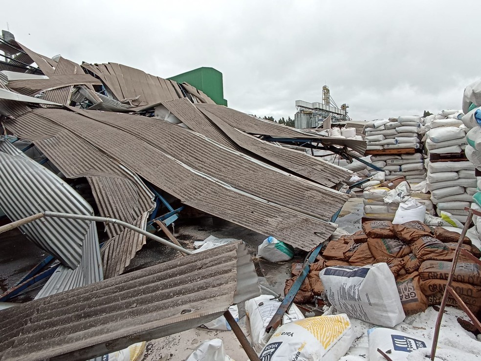 Cooperativa de Mangueirinha teve teto totalmente destruído por fortes ventos — Foto: Defesa Civil
