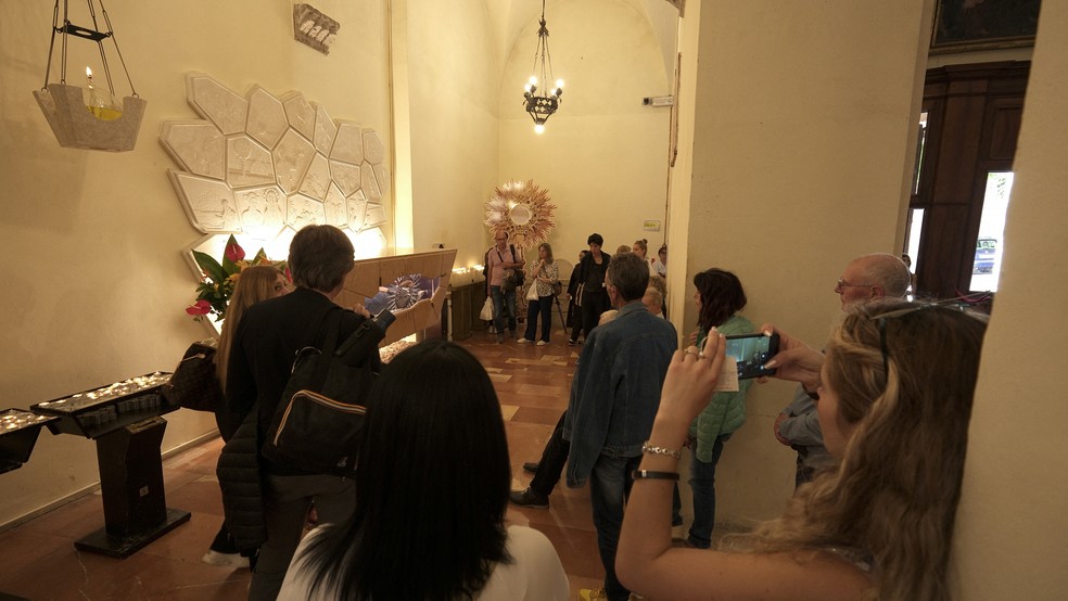 Fiéis visitam túmulo de 'padroeiro da internet' após papa reconhecer milagres — Foto: REUTERS/Matteo Berlenga