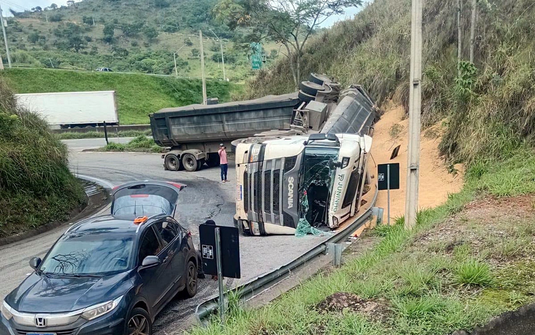 Tombamento de carreta com soja bloqueia alça de retorno da Fernão Dias, em Lavras, MG