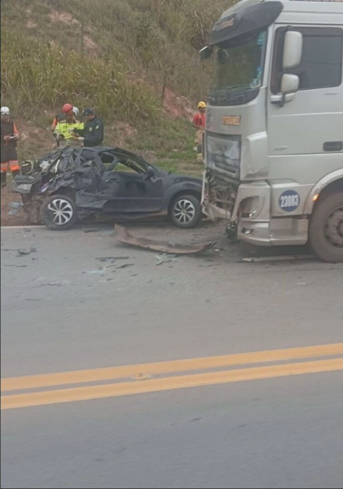 Acidente entre carro e carreta deixa mortos na BR-381, em MG