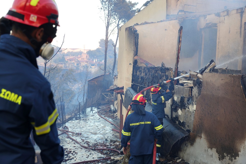 Bombeiros tentam apagar incêndio no subúrbio de Kryoneri, ao noroeste de Atenas, Grécia — Foto: Yorgos Karahalis/AP