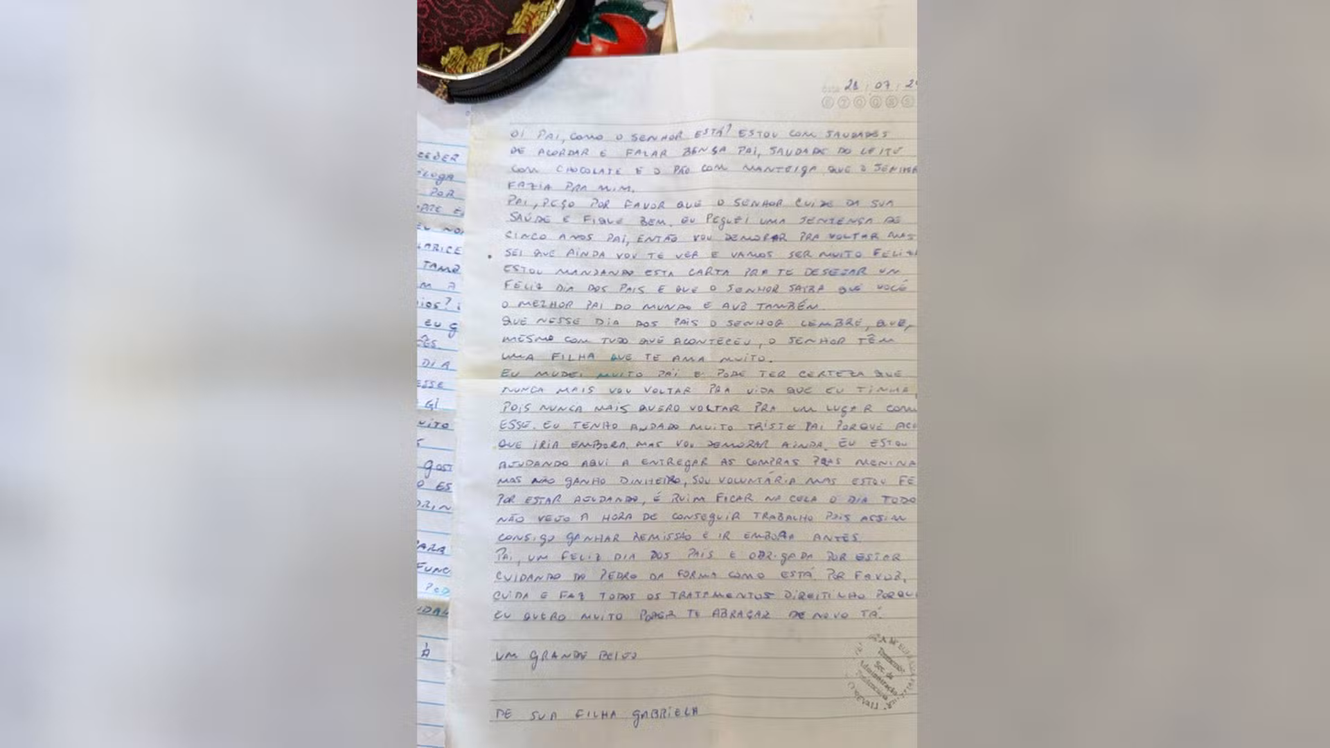 Mulher em 'saidinha' que matou pai a facadas com a namorada escreveu 'carta de amor' a ele na cadeia: 'Quero te abraçar de novo'