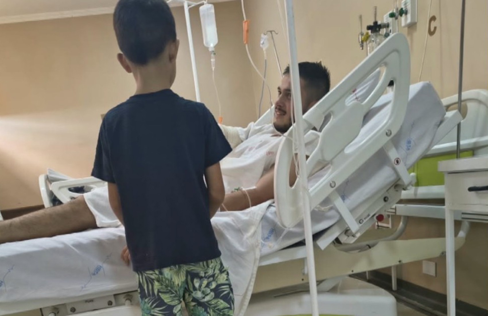 Homem protege sobrinho de fogo durante acidente em festa de escola e tem 22% do corpo queimado em SP