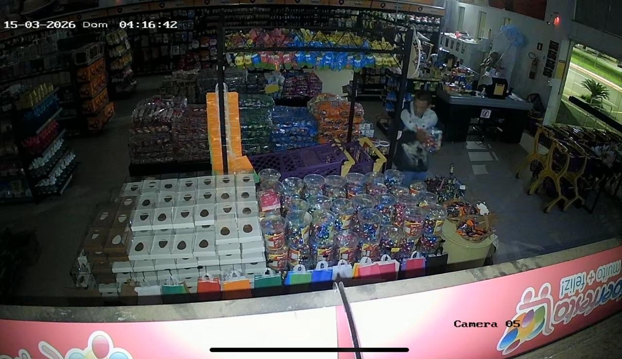 VÍDEO: Ladrão invade loja de festas e furta ovos de Páscoa em MG