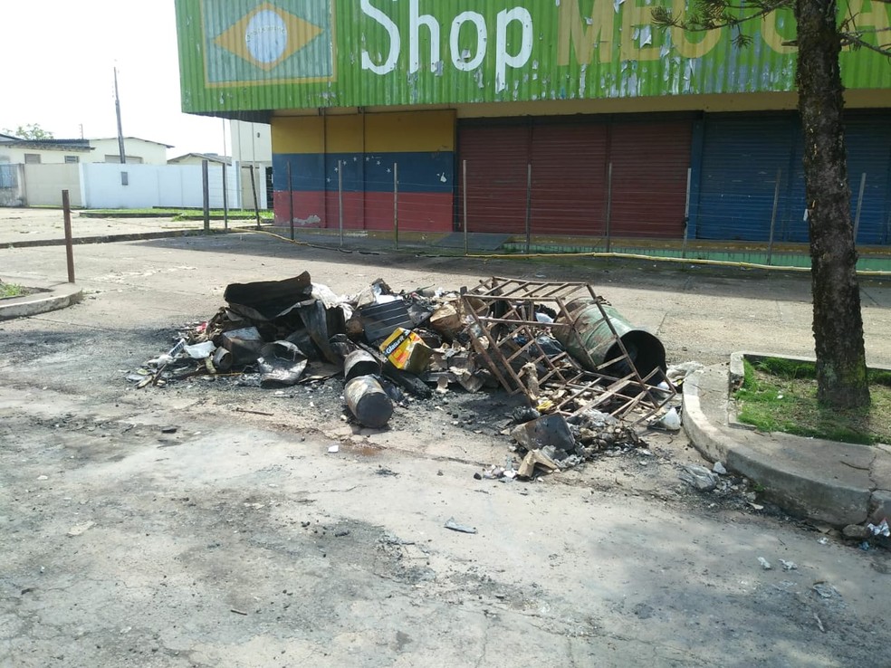 Local onde antes havia acampamento de venezuelanos às margens da BR-174 agora tem só restos de objetos queimados   — Foto: Jackson Félix/G1 RR