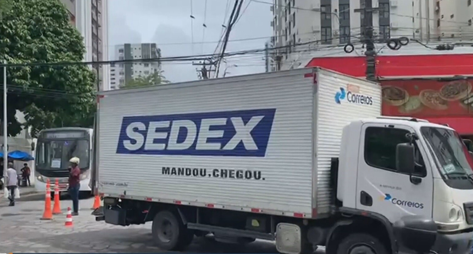 Motociclista morre em acidente com caminhão do Sedex, dos Correios, no Recife