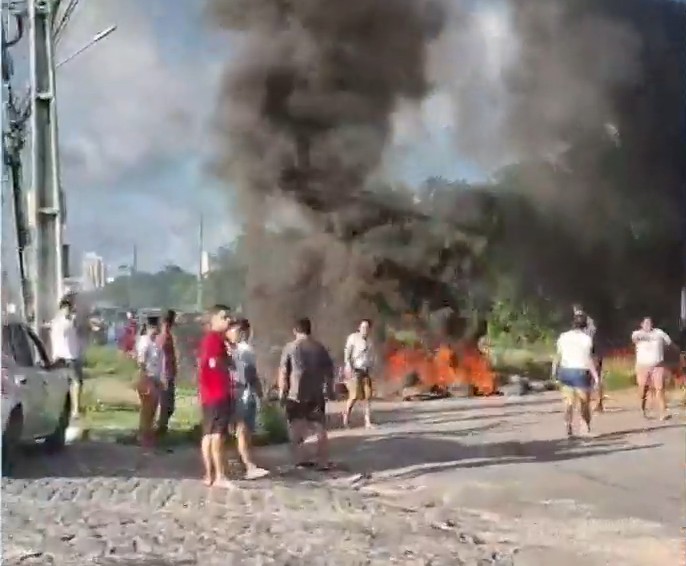 Moradores queimam pneus e fecham avenida em protesto após adolescente ser atropelada na Grande Natal