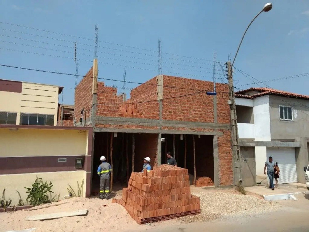 Objetos metálicos próximos à rede elétrica aumentam risco de acidentes graves