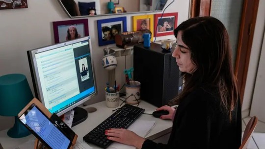 Centenas de e-mails, interrupções a cada 2 minutos e reuniões às 20h: pesquisa releva rotina dos trabalhadores - Pesquisa da Microsoft mostra que 40% dos profissionais já checam e-mails às 6h, 57% das reuniões não são agendadas, há até 275 interrupções diárias e a jornada ultrapassa as 22h, indicando exaustão e a necessidade de mudanças.