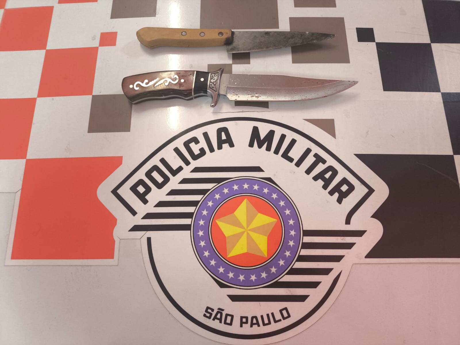 Homem é preso após esfaquear mulher  nas costas durante briga por ciúmes em Piracicaba, diz PM 